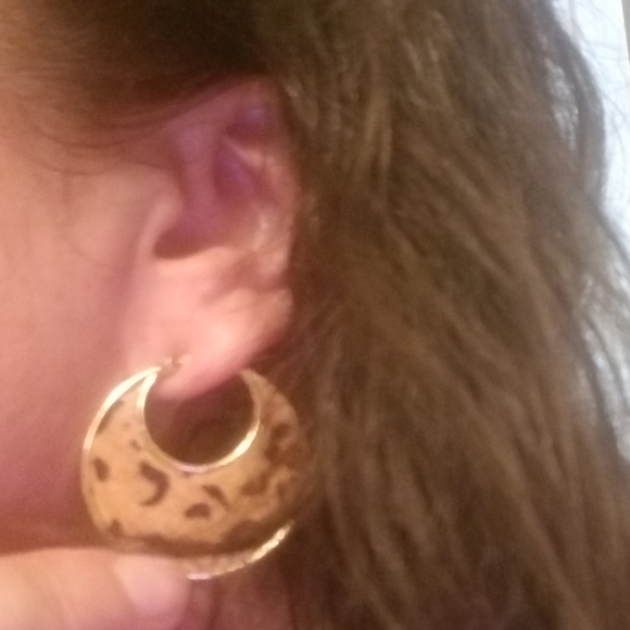 Cheetah print hoops - Picture 3 of 4